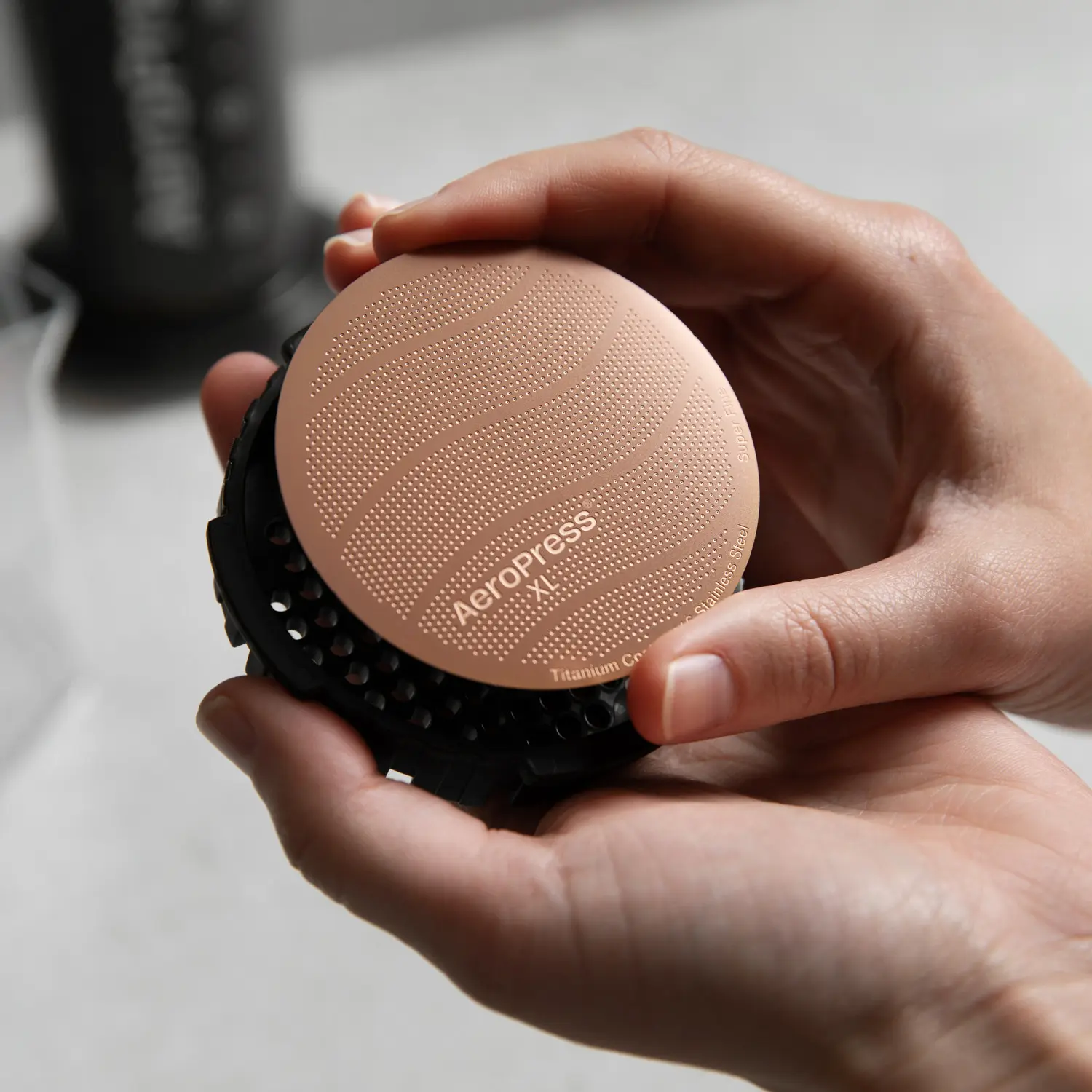 AeroPress XL Gold Tone Filter - Gjenbrukbart Metallfilter - Image 3